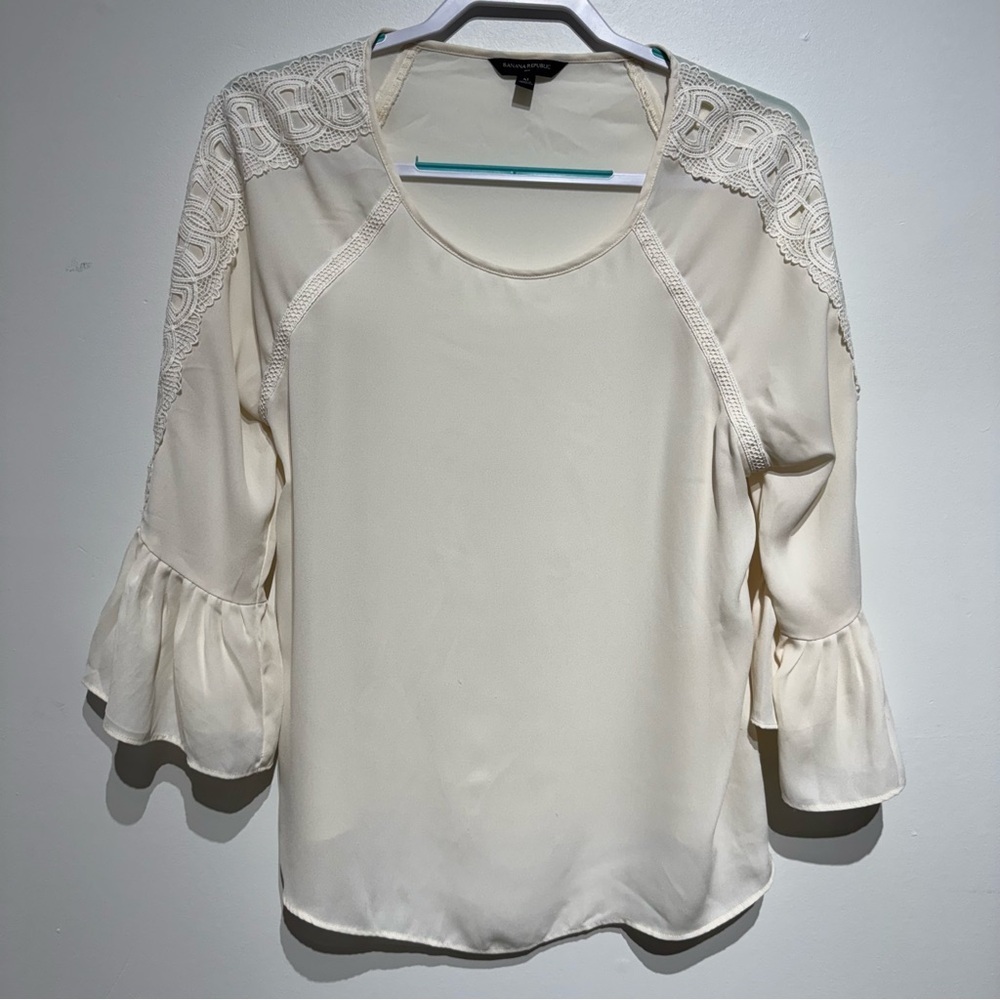 Banana Republic  Factory Cream 3/4 Sleeve Lace Detail Blouse. Size Medium